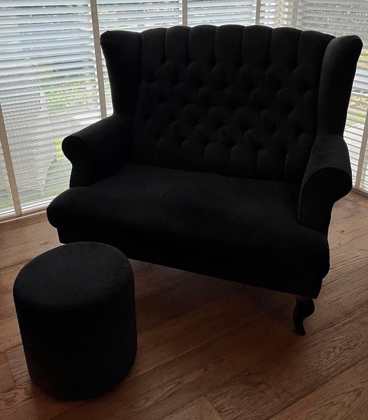 zwarte LOVESEAT EN POEF z.g.a.n., Huis en Inrichting, Fauteuils, Zo goed als nieuw, Stof, 75 tot 100 cm, Ophalen