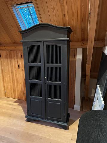 Zwarte spijlenkast beschikbaar voor biedingen