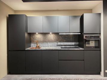 Moderne matzwarte keuken met luxe marmer look beschikbaar voor biedingen