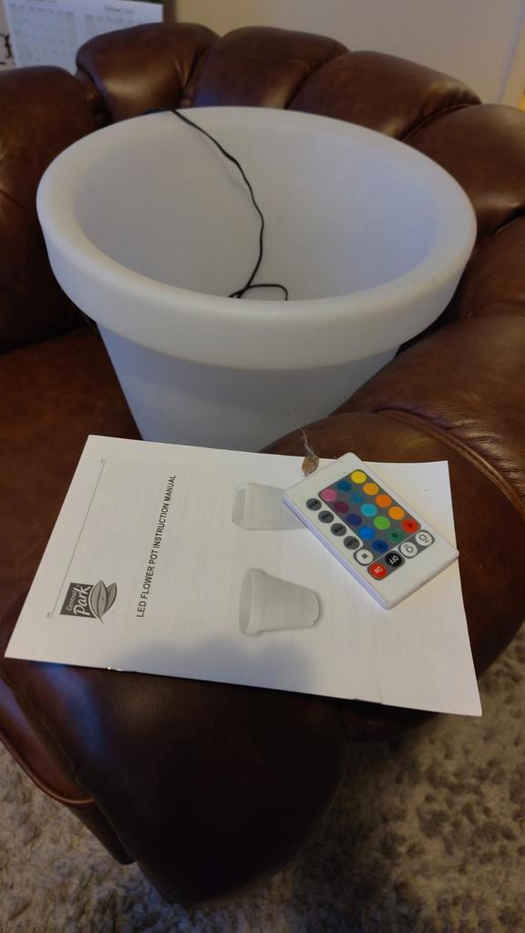 Witte bloempot met verlichting - in kleur aanpasbaar, Huis en Inrichting, Lampen | Losse lampen, Zo goed als nieuw, Led-lamp, Minder dan 30 watt
