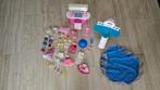 Barbie spullen, zwembad, glijbaan, keuken, kleren, Kinderen en Baby's, Speelgoed | Poppen, Ophalen of Verzenden, Gebruikt, Barbie