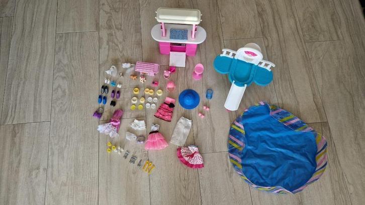 Barbie spullen, zwembad, glijbaan, keuken, trein, stapelbed, Kinderen en Baby's, Speelgoed | Poppen, Gebruikt, Barbie, Ophalen of Verzenden