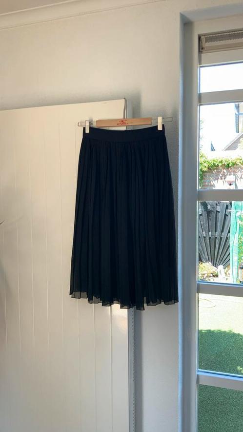 Zwarte plooi rok van NA-KD, maat S, Kleding | Dames, Rokken, Zo goed als nieuw, Maat 36 (S), Zwart, Onder de knie, Ophalen of Verzenden