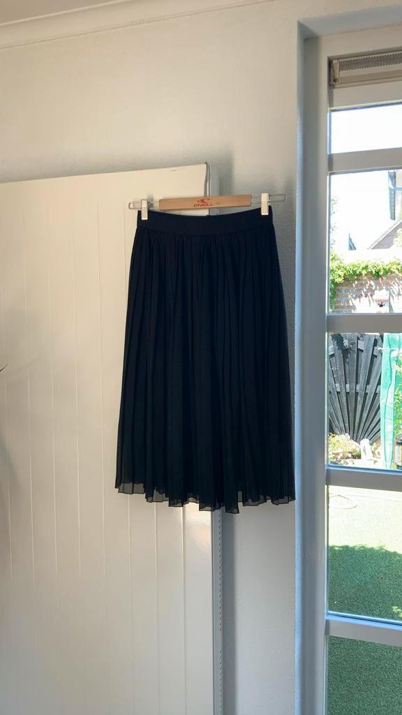 Zwarte plooi rok van NA-KD, maat S, Kleding | Dames, Rokken, Zo goed als nieuw, Maat 36 (S), Zwart, Onder de knie, Ophalen of Verzenden