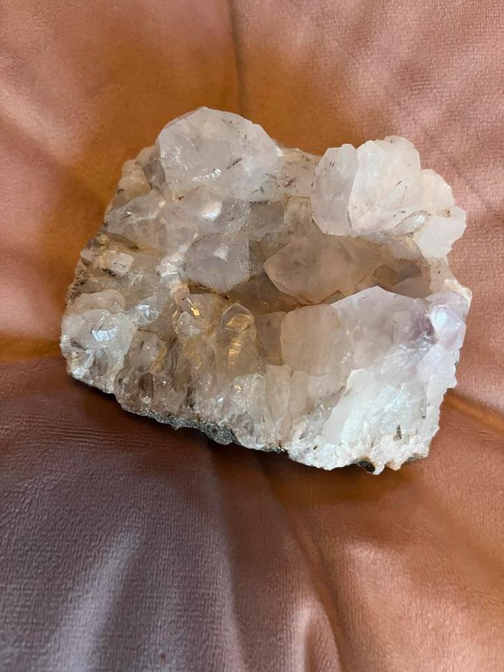 Amethist cluster - Lichte paarse kristallen, Verzamelen, Mineralen en Fossielen, Mineraal, Ophalen of Verzenden
