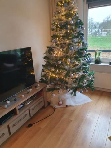 kunstkerstboom beschikbaar voor biedingen