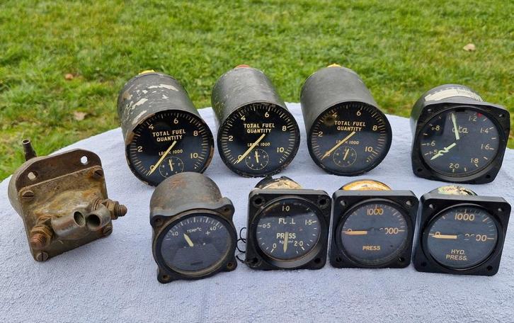 Partij militaire vliegtuig cockpit meters., Verzamelen, Luchtvaart en Vliegtuigspotten, Zo goed als nieuw, Overige typen, Ophalen of Verzenden