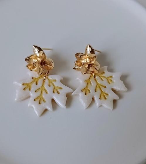 Oorbellen Orchide knopjes, Sieraden, Tassen en Uiterlijk, Oorbellen, Nieuw, Knopjes of Stekers, Overige materialen, Wit, Ophalen of Verzenden