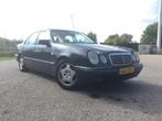 Mercedes-Benz E-Klasse 3.2 E320 G3, Auto's, Mercedes-Benz, Automaat, Achterwielaandrijving, Zwart, Blauw