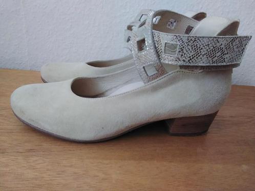 Mooie en comfortabele suede pump Poccapazza 37 H NP € 179,95, Kleding | Dames, Schoenen, Zo goed als nieuw, Pumps, Beige, Ophalen of Verzenden