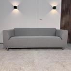 GRATIS BEZORGING - grijze bank met hocker - Gereinigd, Ophalen, Tweepersoons, 75 tot 100 cm, Zo goed als nieuw