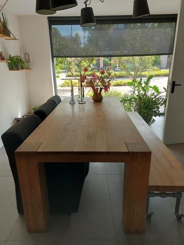 Complete eetkamer beschikbaar voor biedingen