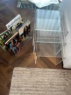 vintage space age plexiglas bijzettafeltjes en lectuurbak, Ophalen, Kunststof, Gebruikt, 55 tot 75 cm