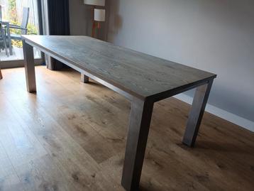 Eettafel met eiken blad en rvs-poten beschikbaar voor biedingen