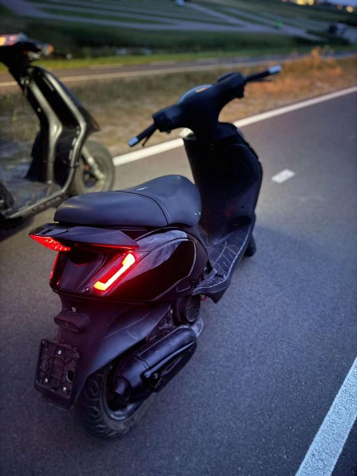 Piaggio zip 125cc 2t brom. Evt ook teruil tegen een crosser, Fietsen en Brommers, Scooters | Piaggio, Zo goed als nieuw, Zip, Tweetakt