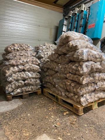 Hardhouten briketten geen toevoeging. 6,90 INCL BTW per 18kg beschikbaar voor biedingen