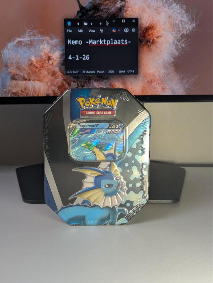 Vaporeon Eevee Evolution Tin 8 op voorraad, Hobby en Vrije tijd, Verzamelkaartspellen | Pokémon, Zo goed als nieuw, Boosterbox