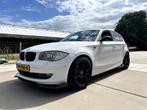 BMW 1-Serie 1.6 116I 5DR 2008 Wit WEINIG KILOMETERS!!, Auto's, BMW, 1-Serie, Achterwielaandrijving, 4 cilinders, Leder en Stof