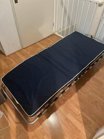 Een mooi opklapbaar bed beschikbaar voor biedingen