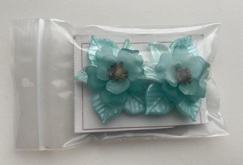 CLIP oorbellen OLD STOCK kunststof ZACHT GROENE BLOEM CL44, Sieraden, Tassen en Uiterlijk, Oorbellen, Zo goed als nieuw, Overige materialen