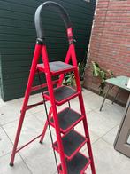 Mooie rode ladder, 6 treden, sta hoogte 132 cm., Doe-het-zelf en Verbouw, Ladders en Trappen, Verzenden, Zo goed als nieuw