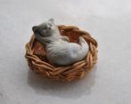 Vintage KLEIN Beeldje Poes Kat Kitten in Mand 5 cm, Verzamelen, Ophalen of Verzenden