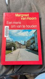 Groot letter boek; Een mens om van te houden., Gelezen, Ophalen of Verzenden, Nederland, Margreet van Hoorn