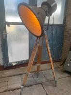 Oude stoere spot/schijnwerper op houten statief fabriekslamp, Ophalen, Hout, 150 tot 200 cm