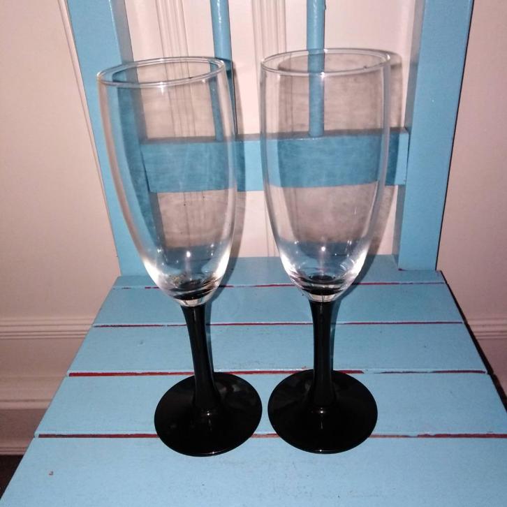 Champagne glazen op zwarte voet set van 2, Huis en Inrichting, Keuken | Servies, Zo goed als nieuw, Glas of Glazen, Overige stijlen