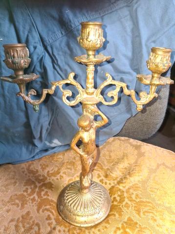 Antieke kandelaar met figuur beschikbaar voor biedingen