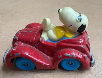 Leuk oud autootje met Snoopy beschikbaar voor biedingen