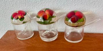 3 LUCITE VERSCHILLENDE JAMPOTJES  MET LEPELTJES beschikbaar voor biedingen