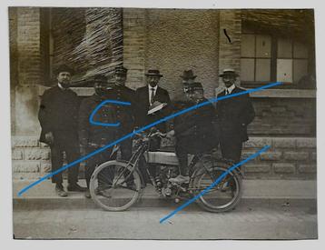 Peugeot motor moto met een groep mensen pioniertijd beschikbaar voor biedingen