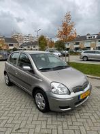 Toyota Yaris 1.3 4-cyl 5DR AUT 2004 Grijs ZEER LAGE KM, Auto's, Stof, 4 cilinders, 400 kg, Origineel Nederlands