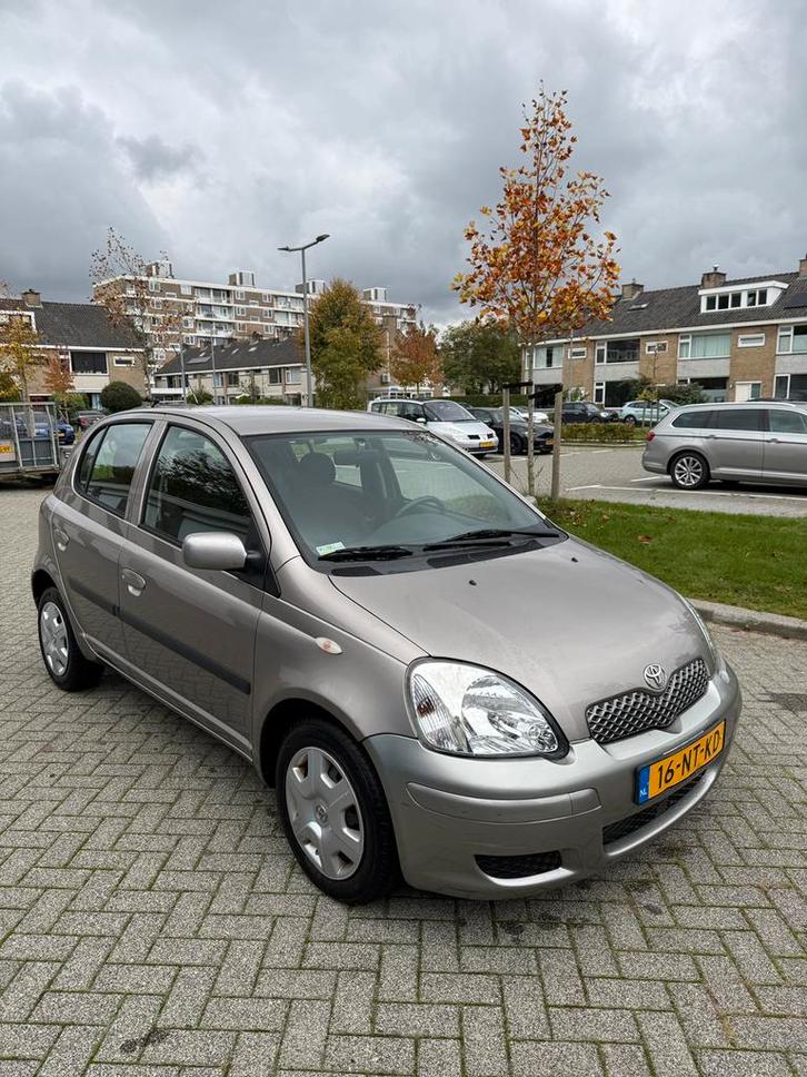 Toyota Yaris 1.3 4-cyl 5DR AUT 2004 Grijs ZEER LAGE KM, Auto's, Toyota, Particulier, ABS, Airbags, Airconditioning, Alarm, Boordcomputer