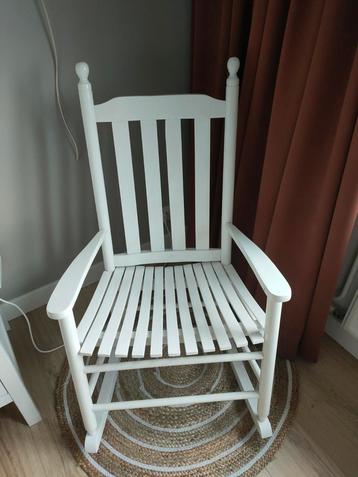 Houten witte schommelstoel  beschikbaar voor biedingen