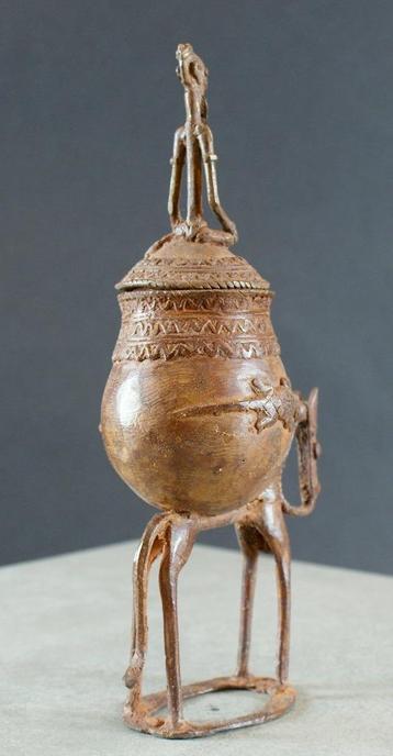 Traditionele rituele bronze beker van het Dogon-volk beschikbaar voor biedingen