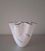KOSTA BODA vaas wit glas H 19cm met streepdecoratie, Huis en Inrichting, Woonaccessoires | Vazen, Wit, Ophalen of Verzenden, Minder dan 50 cm