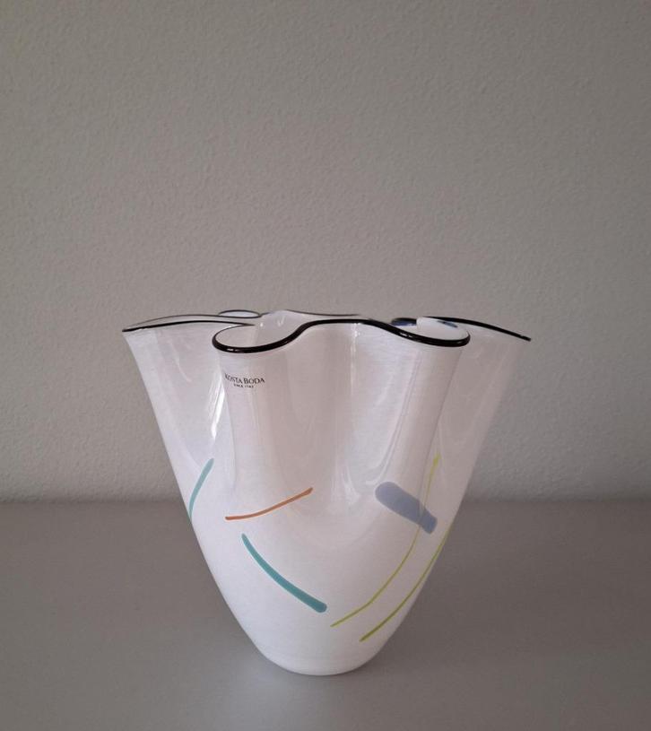 KOSTA BODA vaas wit glas H 19cm met streepdecoratie, Huis en Inrichting, Woonaccessoires | Vazen, Zo goed als nieuw, Wit, Minder dan 50 cm