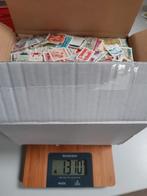Partij van 1,2 kilo in doos, Postzegels en Munten, Postzegels | Volle albums en Verzamelingen, Ophalen of Verzenden, Nederland en Buitenland