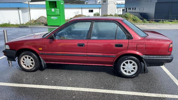 Toyota Corolla 1.3 XL 1989, Auto's, Toyota, Particulier, Corolla, Benzine, Sedan, Handgeschakeld, Geïmporteerd, Rood, Grijs, Stof