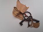 Antieke sleutels aan ring met antieke labels, Ophalen of Verzenden