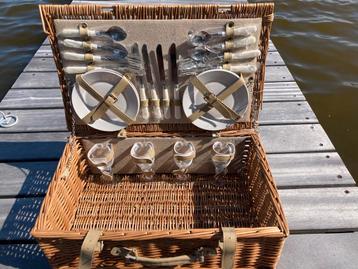 Te koop mooie rieten picknickmand met inhoud beschikbaar voor biedingen