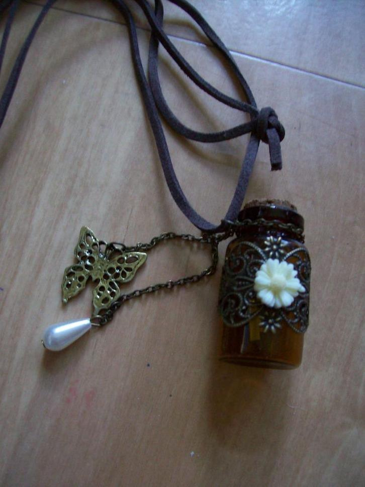 Wensketting bruin flesje met vlinder aan kord, Sieraden, Tassen en Uiterlijk, Kettingen, Nieuw, Overige materialen, Bruin, Met hanger