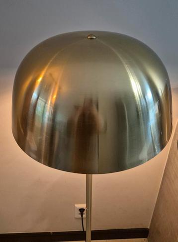Gouden retro lamp  beschikbaar voor biedingen