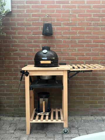 Kamado met tafel beschikbaar voor biedingen