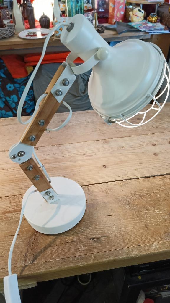 Stoere bureaulamp met veiligheidskooi – licht met lef!, Huis en Inrichting, Lampen | Tafellampen, Zo goed als nieuw, Minder dan 50 cm