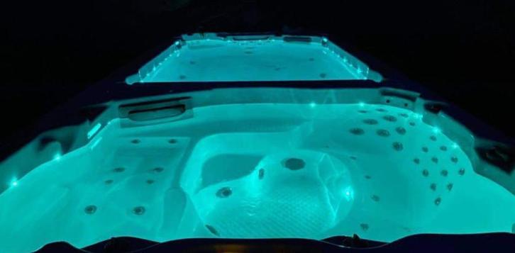 Zwemspa jacuzzi occasion Duo, Tuin en Terras, Bubbelbaden en Hottubs, Zo goed als nieuw, Ophalen of Verzenden