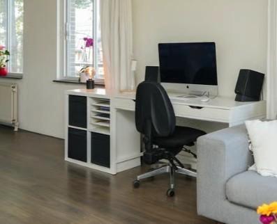 Bureau en kallax kast (4 vakken) Gratis, Huis en Inrichting, Bureaus, Gebruikt, Bureau, Ophalen