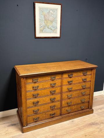 Antieke eiken archiefkast beschikbaar voor biedingen